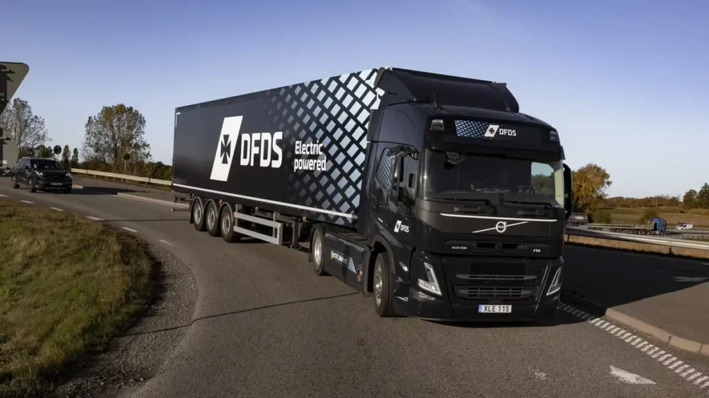 Volvo Trucks receives order for 100 electric trucks from DFDS